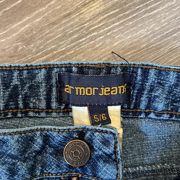 ARMOR JEANS Capri Pant (Medium Wash - Size 5/6) - Picture 2 of 3